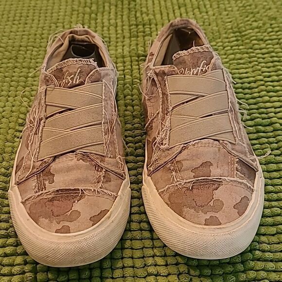 Blowfish  distressed tennis shoes, camo, elastic bands closure - Picture 1 of 11